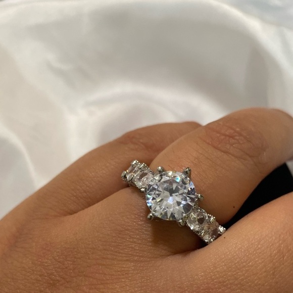 Luxurious Vintage Style Exaggerated Zirconia Ring Size 10 - Picture 7 of 8
